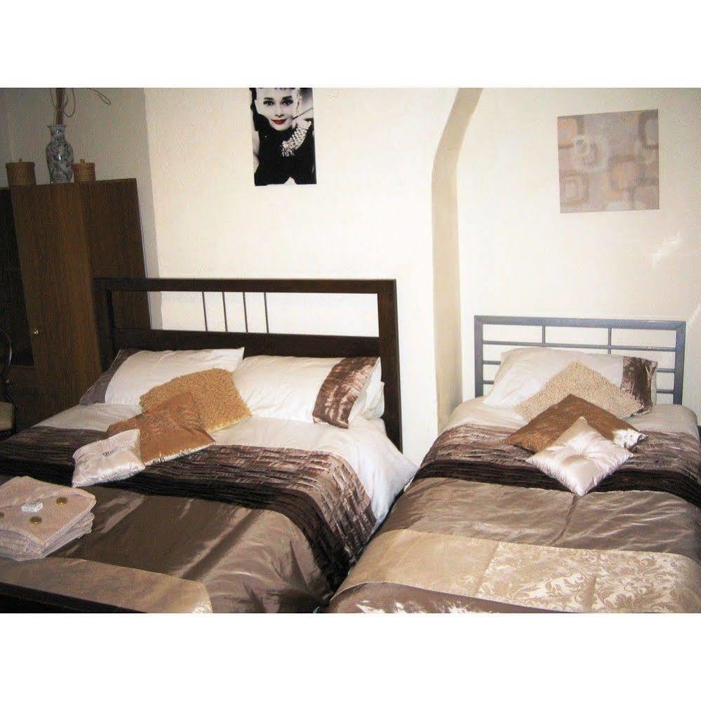 The Castleton Bed & Breakfast Blackpool Exterior photo